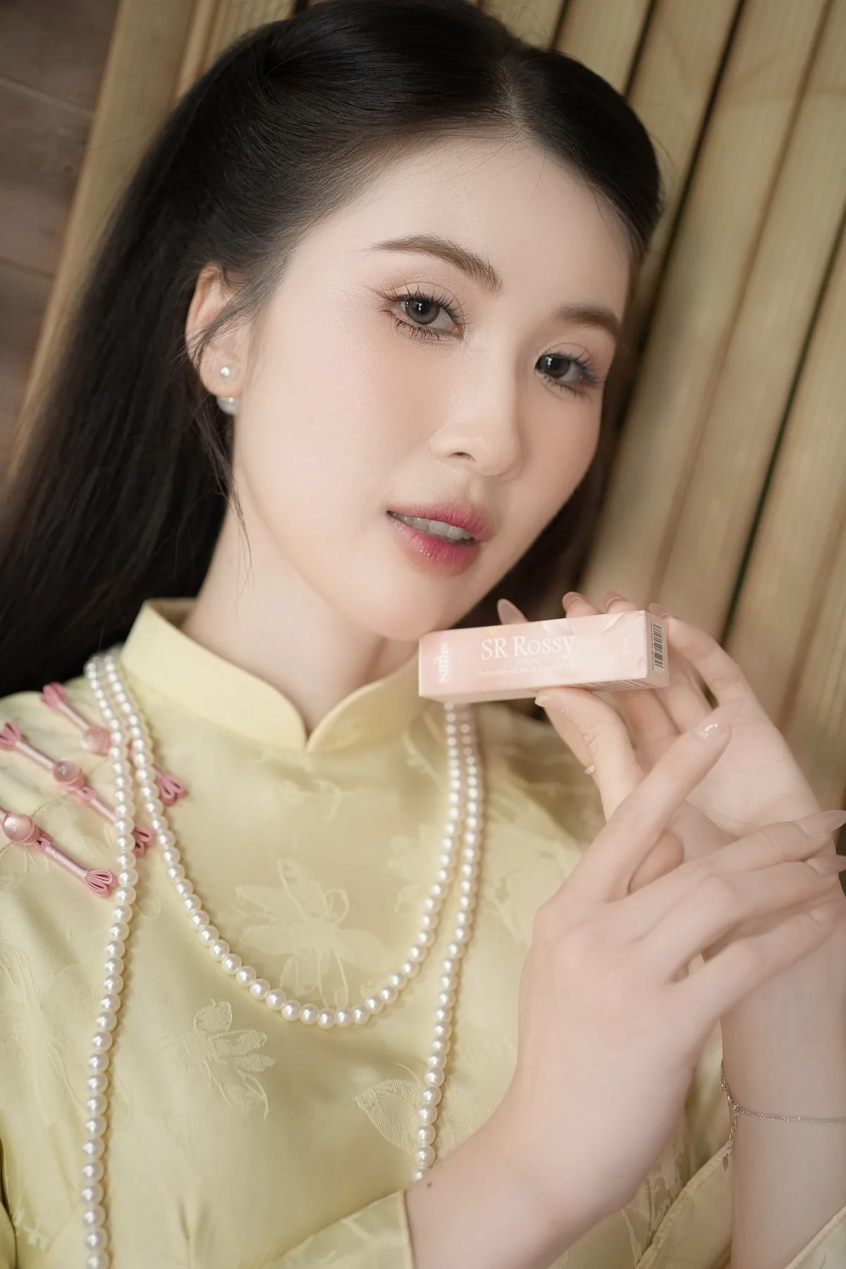 Á hậu diện áo dài cùng nước hoa Saras trong bộ ảnh thương hiệu