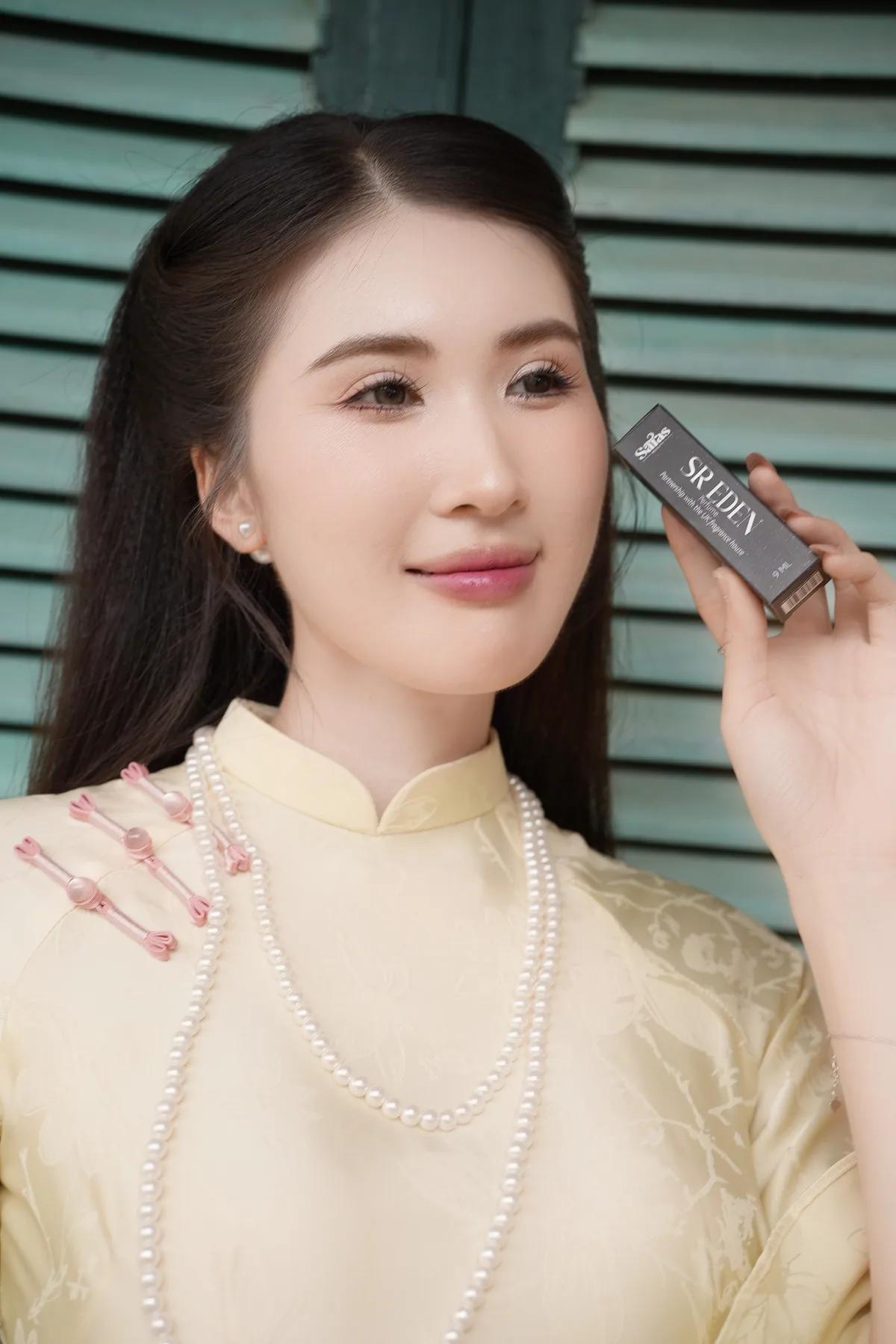 Ảnh Á hậu giới thiệu nước hoa Saras, tư liệu Drive
