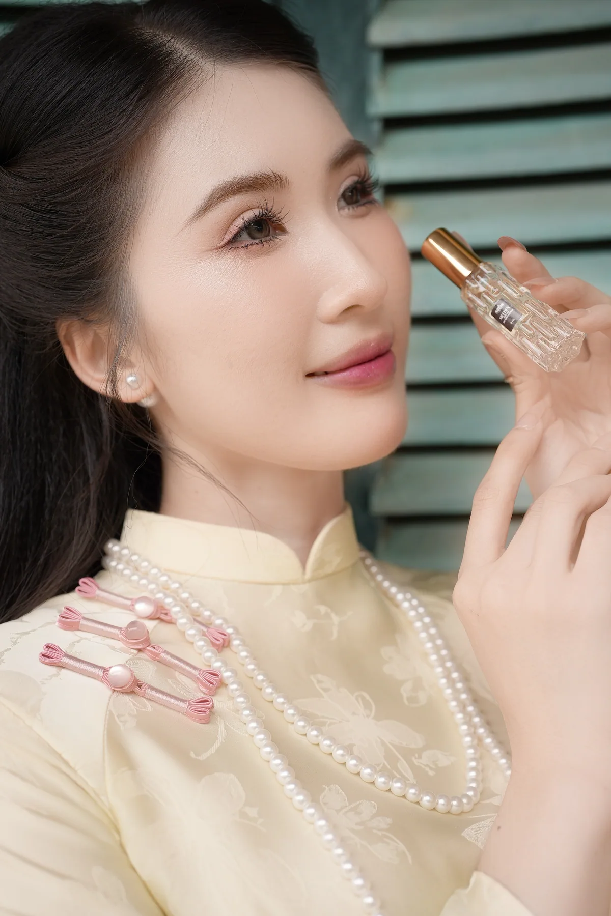 Á hậu trong bộ ảnh áo dài giới thiệu nước hoa Saras, từ tư liệu thương hiệu